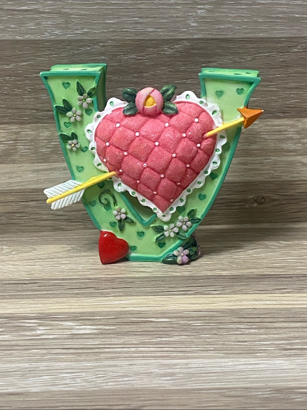 1999 Mary Engelbreit resin alphabet figurine letter V kids room decor